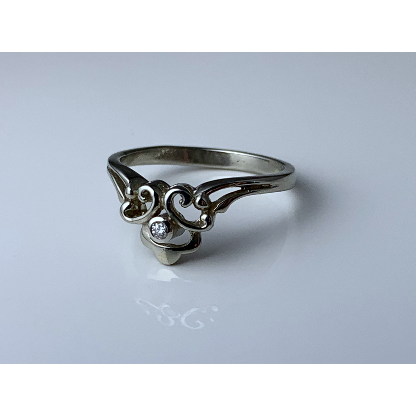 18 karat white gold diamond ring